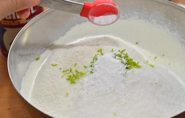 1. Этап. Классические маффины: Смешиваем все сухие ингредиенты - муку, сахар, разрыхлитель, соль и цедру.