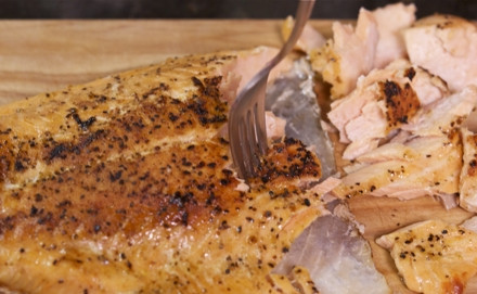 1. Этап. Лосось с острым соусом: Когда рыба обжарится, разделите ее на порционные кусочки.