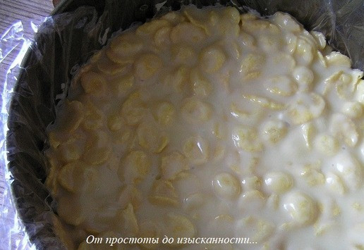 1. Этап. Торт Осенний поцелуй после жаркого лета: Разъемную форму для торта (у меня 18 см) застелите пищевой пленкой. Выложите шоколадно-кукурузную массу, разровняйте. Уберите в холодильник.