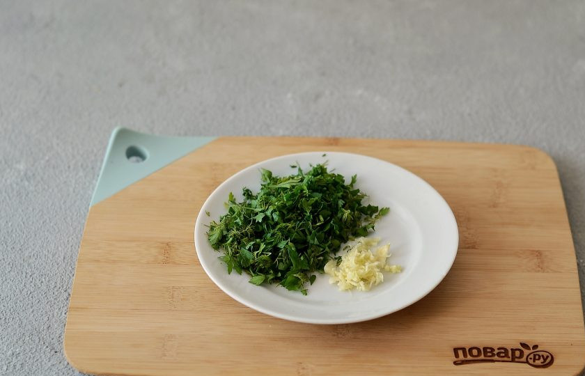 1. Этап. Соленые баклажаны на зиму: Зелень мелко порубите, чеснок пропустите через пресс.