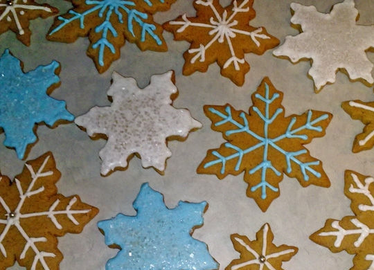 1. Этап. Имбирное печенье на Рождество: Украсьте имбирное печенье глазурью. Полностью остудите его. Приятного чаепития!