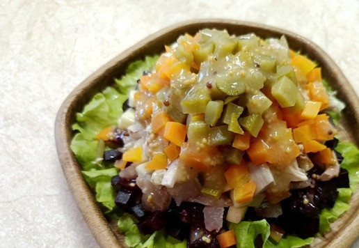 1. Этап. Салат Кутузов с индейкой: Слой моркови и слой маринованных огурчиков и заправка. Сверху положить маринованный лук.