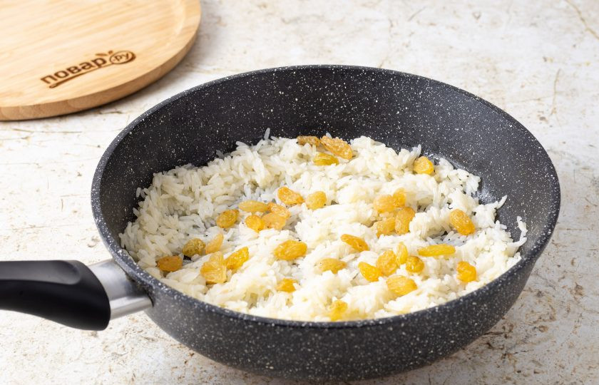 1. Этап. Рис с миндалем и изюмом: Затем добавьте изюм, еще раз перемешайте и готовьте под крышкой еще около 10 минут.