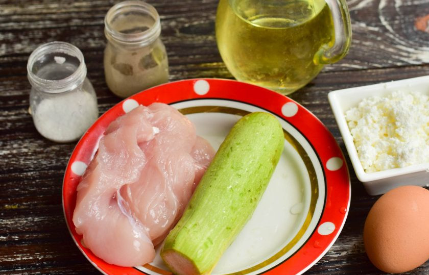 1. Этап. Куриные котлеты с кабачком и творогом: Подготовьте ингредиенты.