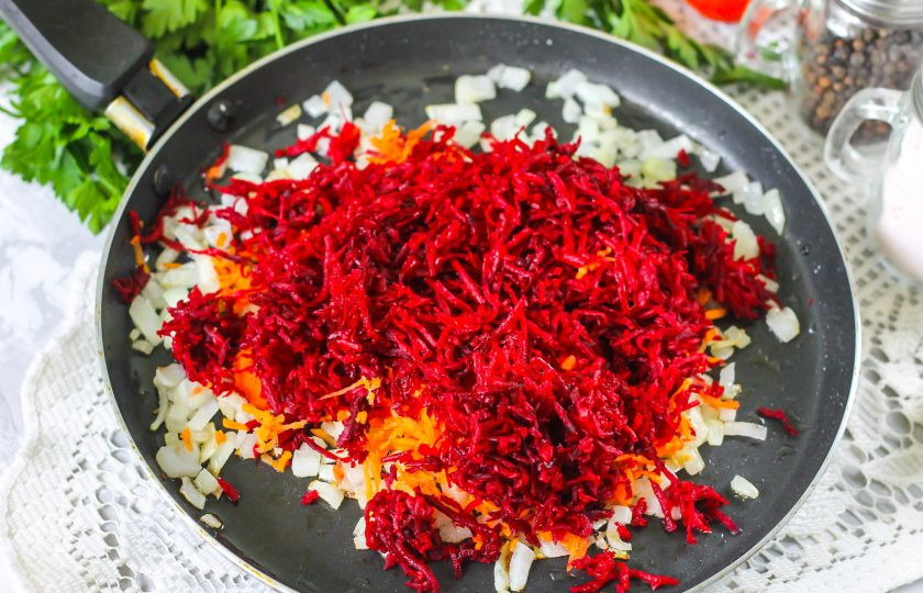 1. Этап. Борщ с болгарским перцем: Выложите свекольную и морковную нарезку, аккуратно перемешайте и протомите еще 1-2 минуты.