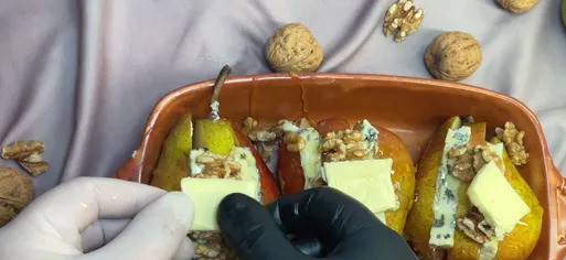 1. Этап. Груши с горгонзолой, медом и орехами: 5 Сверху немного сливочного масла и запекайте 30-40 минут