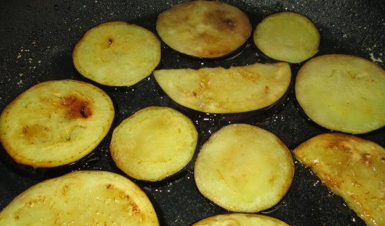 1. Этап. Баклажаны по-кубански: 5. Ну, и в самом конце жарим баклажаны. Лучше не разрезать их на половинки, а жарить кольцами, но это по вашему вкусу. Я делаю всегда по-разному.