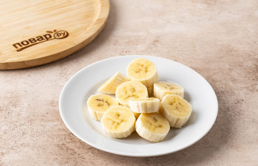 1. Этап. Панкейки с бананом и шоколадом: Очистите банан и нарежьте кружочками.