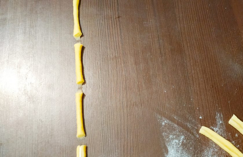 1. Этап. Казаречче с беконом и грибами: Когда тесто отдохнет, приступайте к изготовлению казаречче. Для этого из теста скрутите тонкие джутики, разрежте на кусочки, примерно по 5-7 см. Затем сделайте желобок, с помощью шпажки. Жгутики должны быть максимально тонкими.