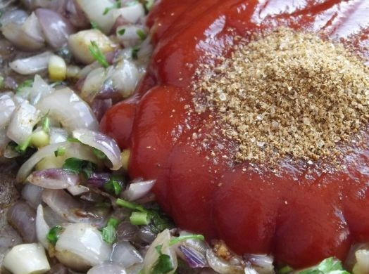 1. Этап. Сладкий луковый соус: Теперь кладем томатную пасту и специи.