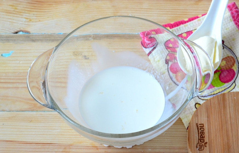 1. Этап. Ганаш: Для начала смешайте сливки с сахарной пудрой и нагрейте на водяной бане. Обратите внимание: сливки ни в коем случае не должны кипеть.