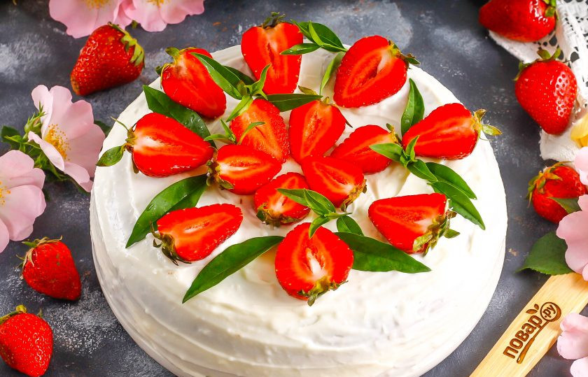 1. Этап. Японский торт с клубникой: Украсьте по своему вкусу нарезанной клубникой и листочками мяты, малины и т.д.