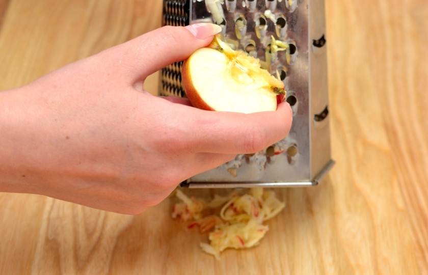 1. Этап. Свекольный салат с яблоком: Натрите яблоки на крупной тёрке прямо с кожурой.