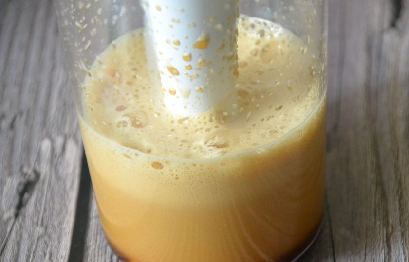 1. Этап. Айс латте: Взбейте блендером до пенки.