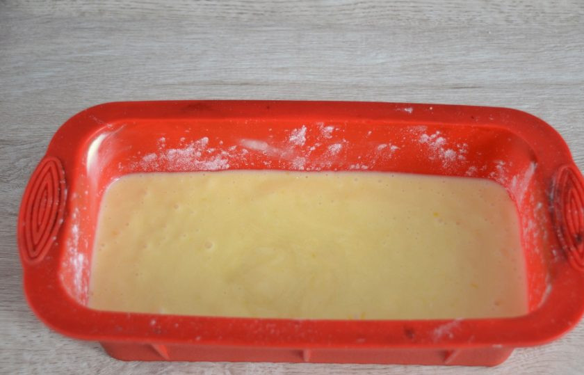 1. Этап. Лимонный пирог Нежный: Влейте тесто в подготовленную форму, слегка постучите ей об стол, чтобы в тесте не осталось пузырьков воздуха и оно равномерно распределилось по форме. Запекайте в духовке 30 минут при температуре 170 градусов.