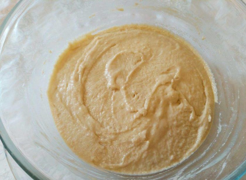 1. Этап. Булочки «Соломбальские»: Опара должна получиться достаточно густой и вязкой. Оставьте её в тёплом месте на 40-50 минут.