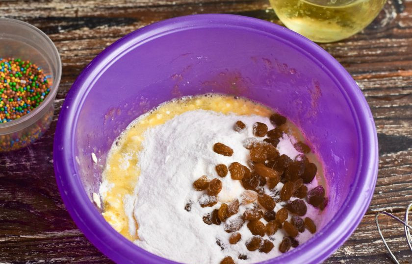 1. Этап. Капкейки без глютена: Выложите изюм. Все перемешайте.