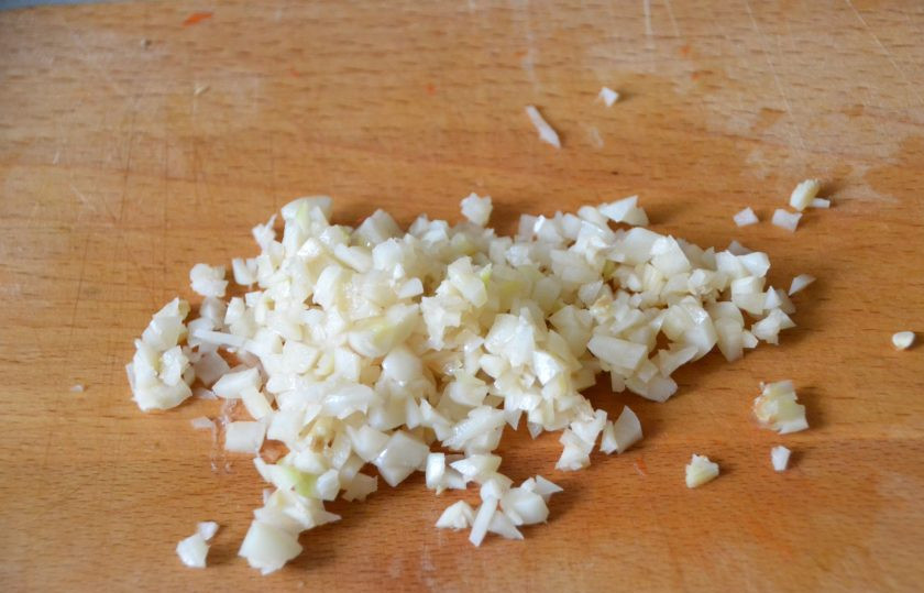 1. Этап. Кальмары в чесночном соусе: Измельчите чеснок.