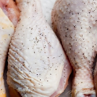 1. Этап. Курица по-венгерски: 2. Куриные ножки промойте холодной водой, просушите бумажным полотенцем, посолите и поперчите.