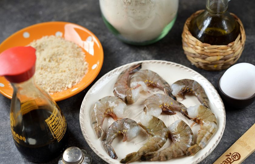 1. Этап. Креветки в панировке на сковороде: Подготовьте все ингредиенты. Креветочные хвосты разморозьте заранее.