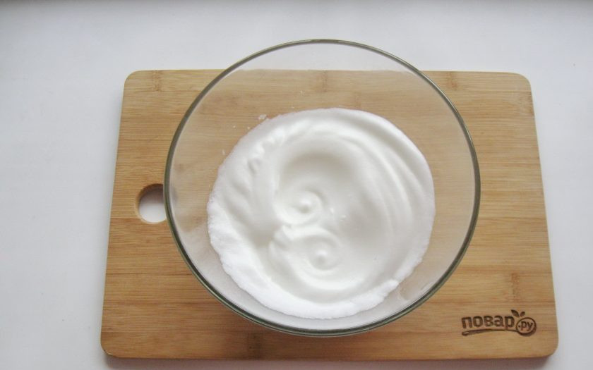 1. Этап. Белковый крем с агар-агаром: Взбивайте несколько минут до мягких пиков.