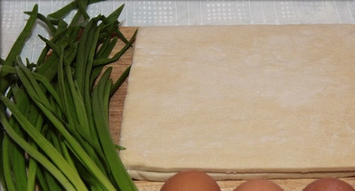 1. Этап. Слойки с яйцом и луком: 1. Вот и все основные ингредиенты, которые вам потребуются. Кроме того, вам нужно немного сливочного масла и специи по вкусу.