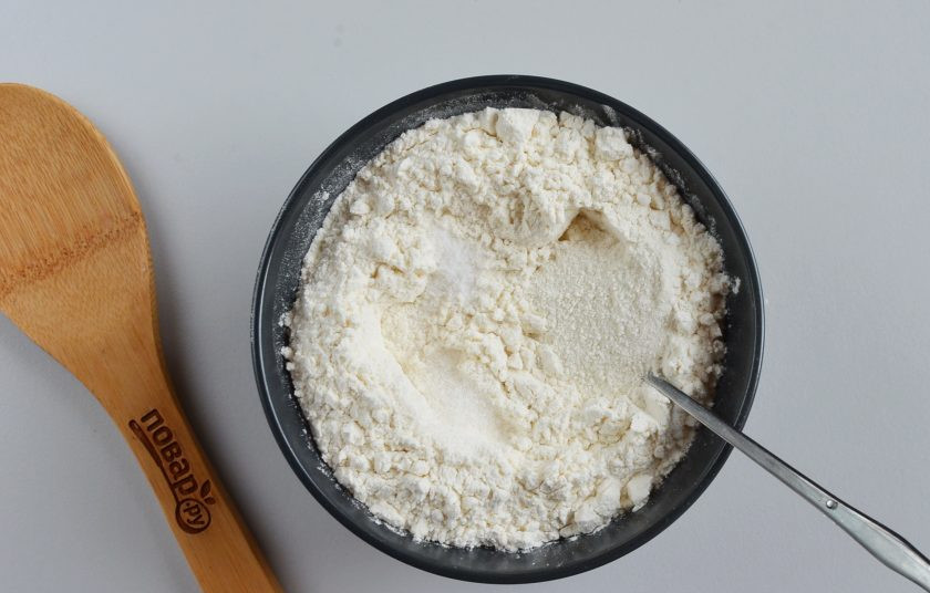 1. Этап. Сырная выпечка: Муку смешайте с солью, сахаром, разрыхлителем. Если у вас нет весов, то 150 грамм — это примерно стакан (250 мл.) с горкой. Объем тертого сыра тоже примерно стакан с горкой.