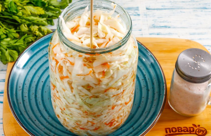 1. Этап. Квашеная капуста как на рынке: Выложите нарезки в банку или другую емкость, влейте холодную воду. Слегка перемешайте и поместите банку в тарелку или миску — рассол может выливаться из емкости. Накройте слоем марли или тканью и оставьте на трое суток при комнатной температуре. Каждый день протыкайте капусту в нескольких местах деревянной шпажкой до дна, выпуская пузырьки углекислого газа.