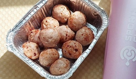 1. Этап. Смузи из редиса к запеченным фрикаделькам: До подачи фрикадельки хранить в тепле, а смузи в холоде. Если блюдо готовится на выход, то фрикадельки помещаем в изотермический контейнер или фольгу. Впрочем, остывшие они тоже вкусны. Смузи удобно брать с собой в шейкере, у меня простейший, с пружинкой внутри. Дополнительно можно взять с собой лед в термокружке.