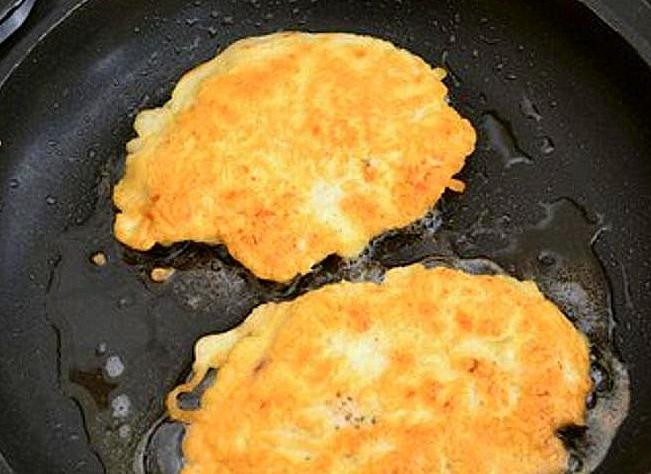 1. Этап. Куриные отбивные в кляре: Обмакнуть каждую отбивную в кляр и обжарить с двух сторон в хорошо разогретом масле.