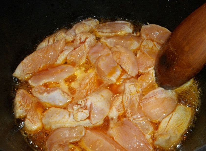 1. Этап. Куриное филе в сметане: Когда сливочное масло растопится, а специи запахнут, добавляем крупно нарезанное куриное филе. Жарим 10 минут, помешивая и переворачивая.