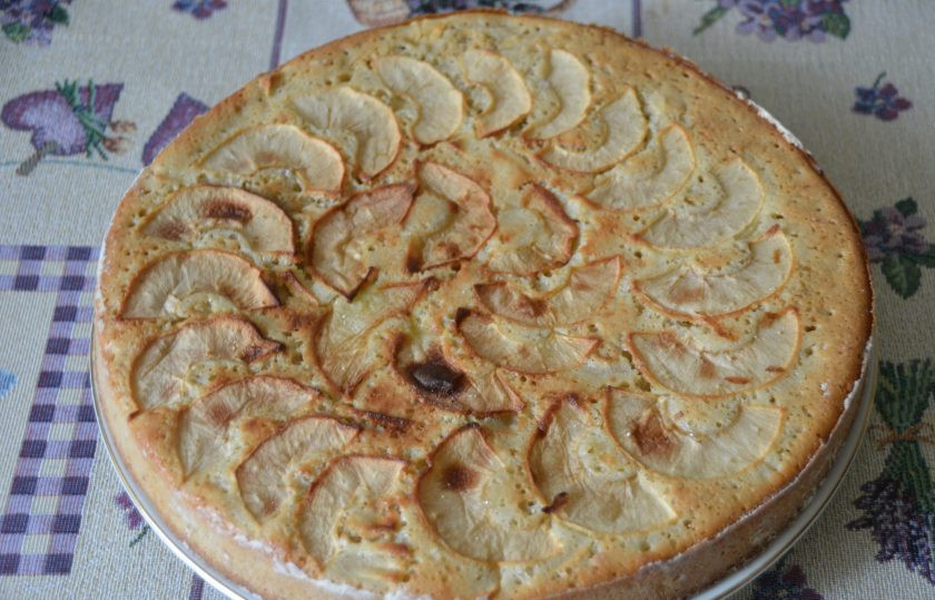 1. Этап. Манник с яблоками на сметане: Выложите испеченный манник на тарелку.