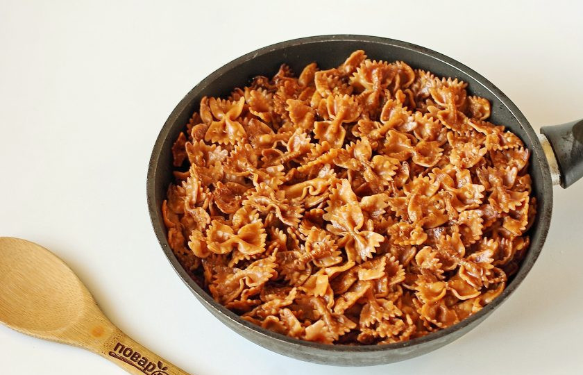 1. Этап. Макароны по-армянски: В процессе, если необходимо, можно добавить еще немного воды. И не забывайте макароны периодически перемешивать.