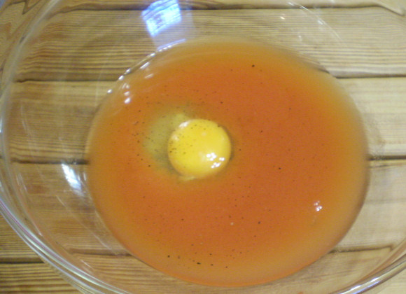 1. Этап. Томатные блины: 2. Сок смешиваем с яйцом, солью, перцем молотым.