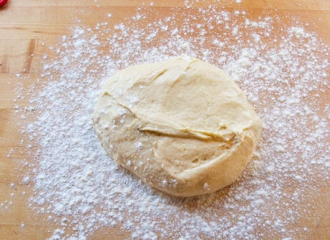 1. Этап. Рулет с начинкой из мака: 5. Потом начните замешивать тесто руками. Делайте это в течение 10 минут, подсыпая муку при необходимости.