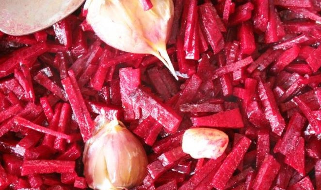 1. Этап. Салат с гранатом и орехами: В сковороду влейте горчичное масло и разогрейте его. Положите в масло раздавленный чеснок и обжаривайте его несколько минут. Затем положите в сковороду нарезанную свеклу и обжаривайте ее минут десять. Чеснок уберите.