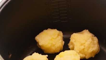 1. Этап. Картофельные шарики в мультиварке: 5. Отваренный картофель разминаем в пюре, добавляем к нему молоко. Формируем шарики, складываем их в мультиварку.