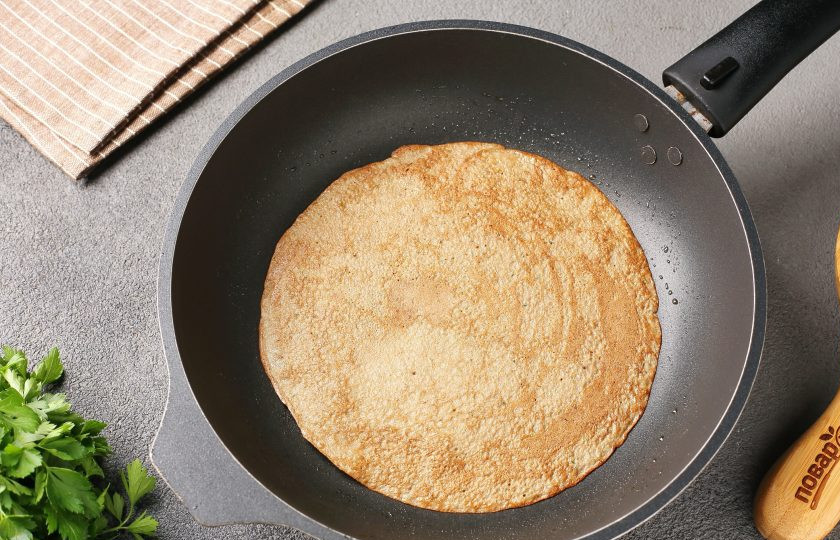 1. Этап. Закусочный печёночный торт с кабачками: Обжарьте печёночную массу в виде тонких блинчиков, на смазанной маслом сковороде, с двух сторон до лёгкого румянца.