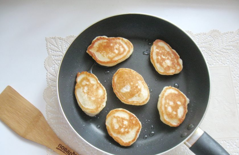 1. Этап. Оладьи без яиц и молока: Жарьте оладьи с обеих сторон до румяной корочки.