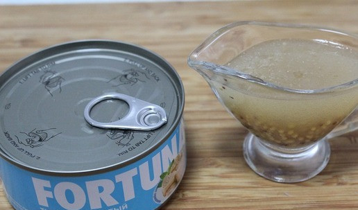 1. Этап. Салат Рождественский венок с тунцом: Для заправки взбить растительное масло, уксус, зернистую горчицу и мед. Откорректировать на вкус.