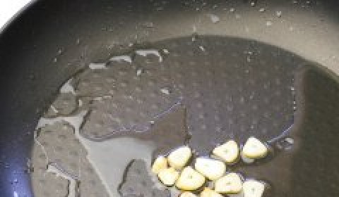 1. Этап. Томатная подлива с креветками: Немного разогрейте сковороду, влейте оливковое масло и обжарьте чеснок до золотистого цвета.