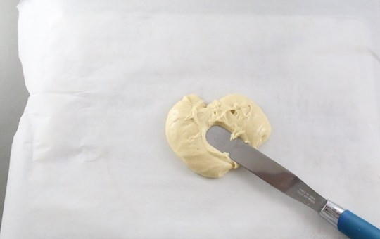 1. Этап. Медовик простой: 4. Противень застелите пергаментом, выложите примерно 0,5 стакана теста.