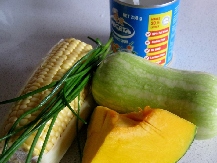 1. Этап. Суп из тыквы и кабачков: Подготовьте все необходимые ингредиенты. Кабачок промойте, у тыквы счистите семечки.