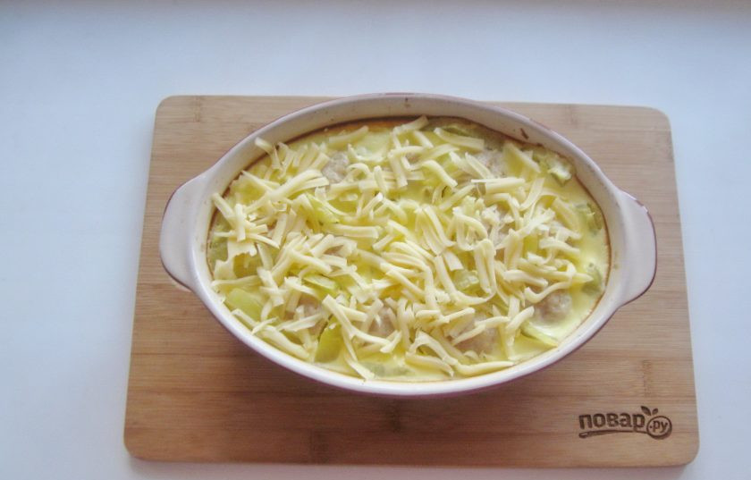 1. Этап. Запеканка с тефтелями: Затем посыпьте запеканку тертым сыром и отправьте в духовку еще на 5-6 минут.