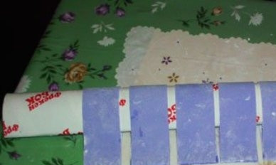 1. Этап. Торт Подарок: Делаем штук 5 петель одного цвета и 2-3 другого. Оставляем петельки высыхать.