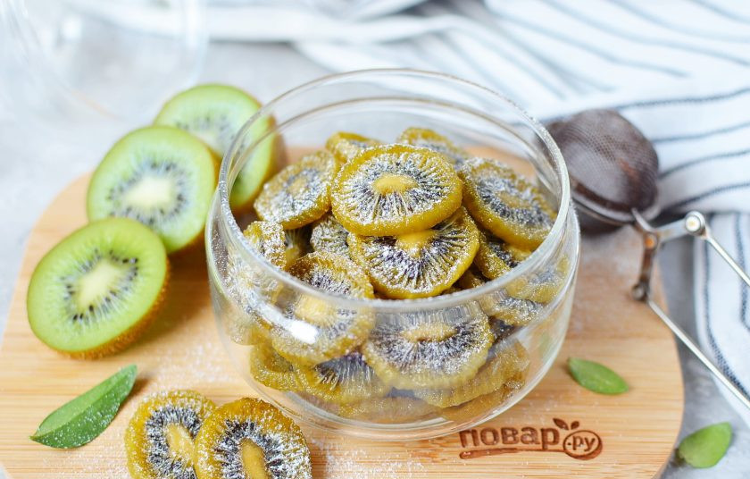 1. Этап. Цукаты из киви: Их можно пересыпать сахарной пудрой и хранить в стеклянной банке.