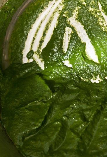 1. Этап. Шпинат с адыгейским сыром: Затем при помощи блендера превратим шпинат в пюре.