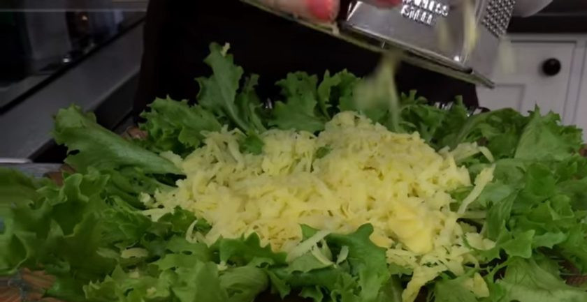 1. Этап. Сытный салат Золотой петушок: 1. Сметану смешайте с майонезом, посолите и поперчите. Перемешайте, добавьте зелень по вкусу. Листья салата выложите на блюдо для подачи.