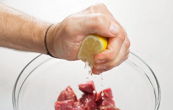 1. Этап. Телятина в горшочках: Телятину промойте и порежьте кубиками. Полейте соком половины лимона и перемешайте. Пускай мясо постоит полчаса примерно.