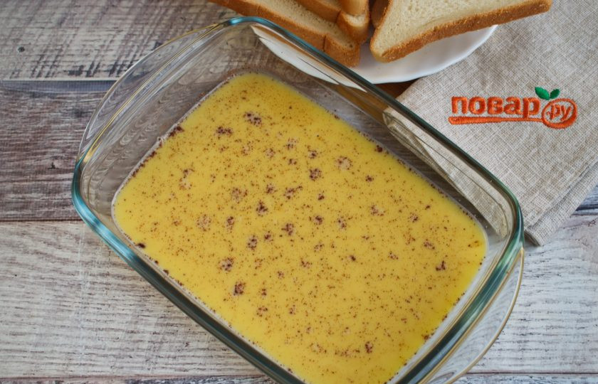 1. Этап. Французские тосты с ванилью: Яйца, сахар, соль, ванилин, корицу взбейте в легкую пену. Добавьте молоко, взбейте. Вылейте смесь в форму или тарелку с плоским дном.